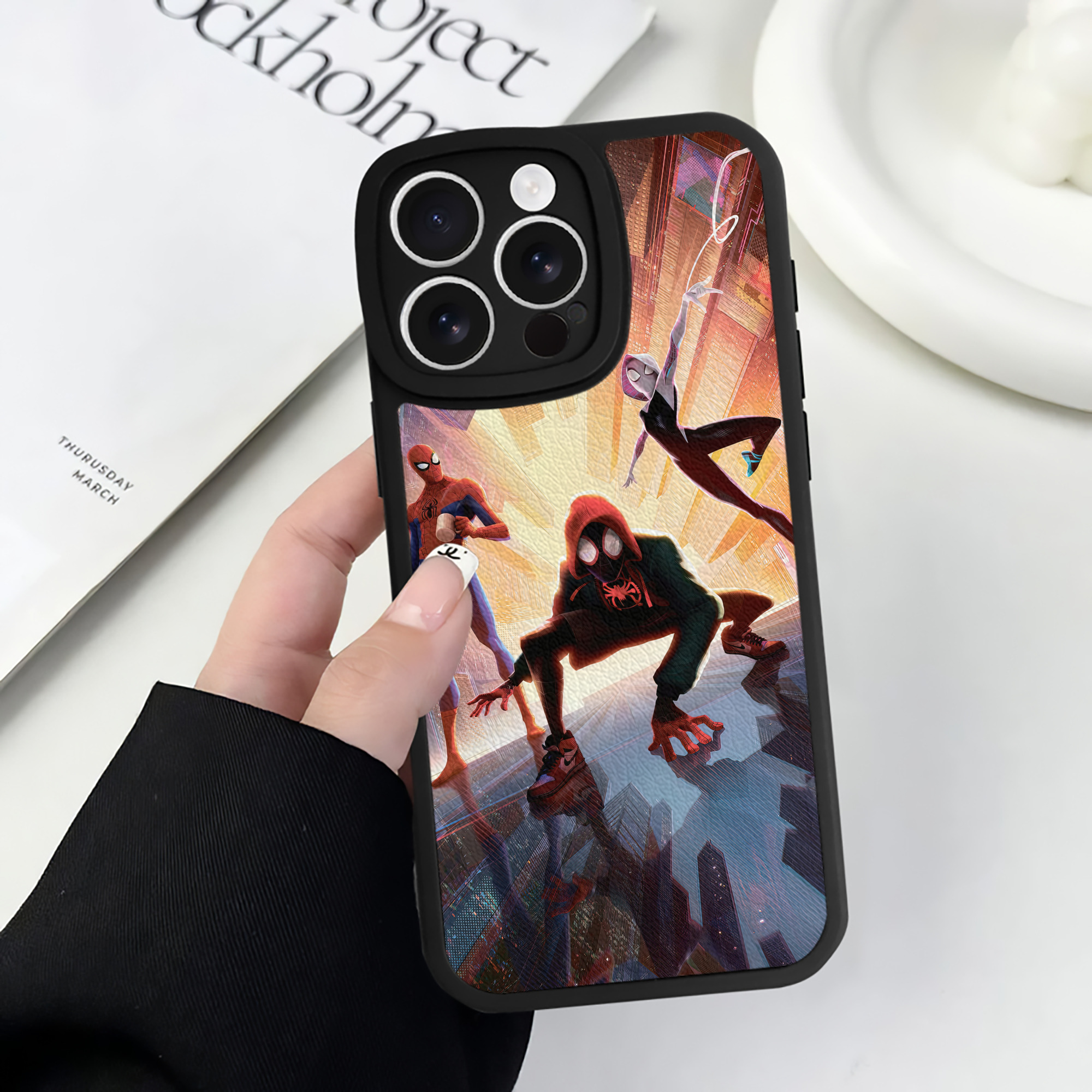 Spider Man スパイダーマン 【iPhone 16シリーズ対応】シリコンスマホケース（レザー調） 材質：シリコン